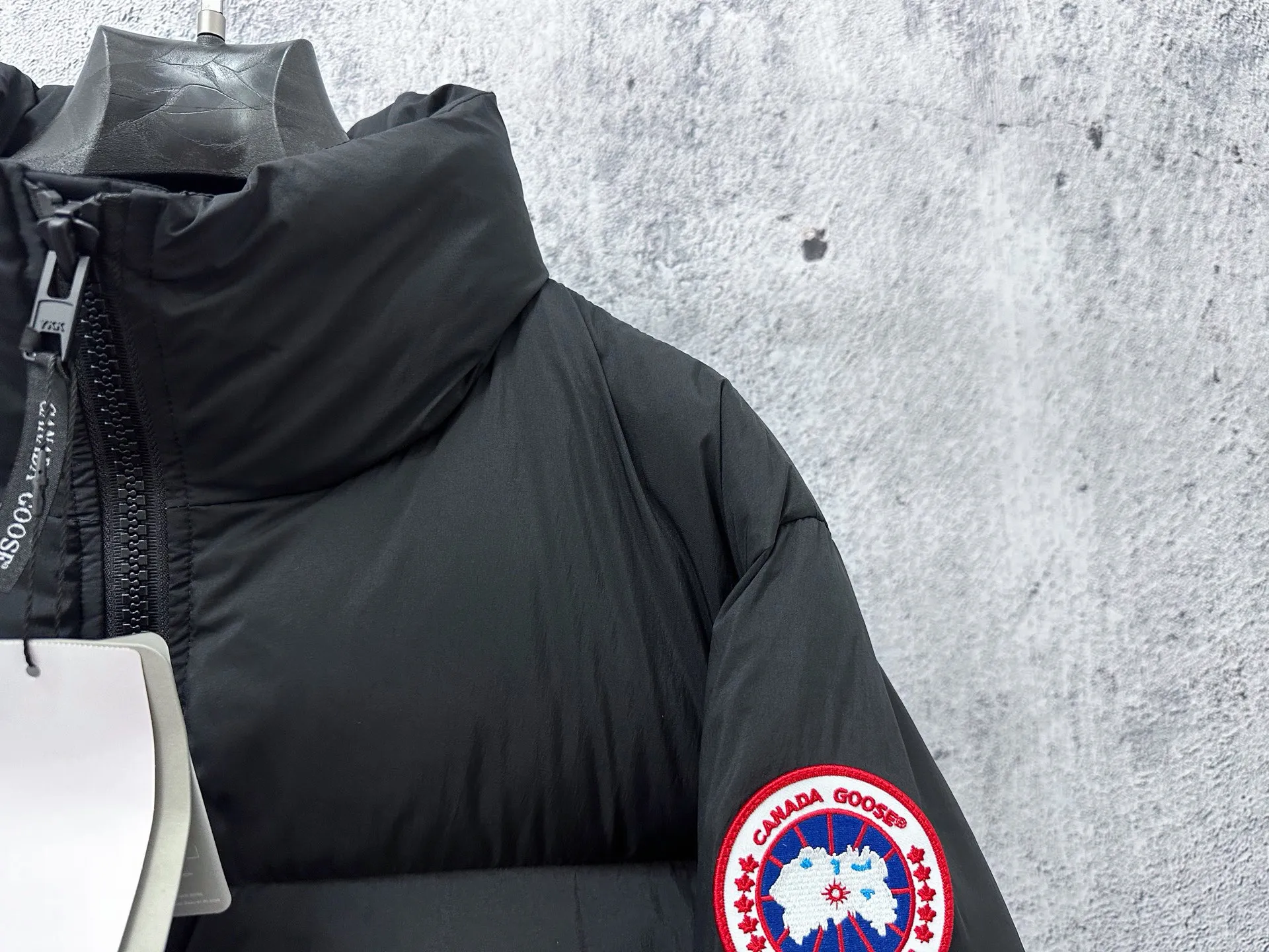 【Canada gooes】Large Goose Sleeve Stand Collar Down Jacket The Lawrence Down Jacket provides essential protection for everyday adventures. Delicately soft fabric, this is a water-repellent fabric that is soft to the touch yet durable. Filled with extremely fluffy white duck down. This piece has a quilted body and structured down. Padded collar and reflective double-stripe grip tape. Extended hem and tucked-in inner rib-knit cuffs. Size:XS-2XL